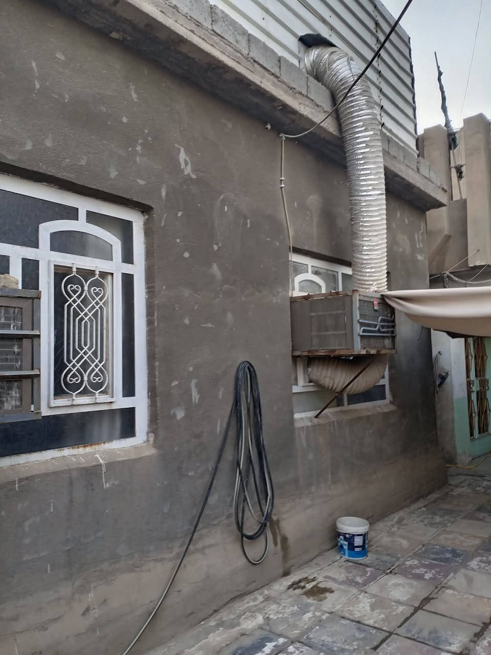 السلام عليكم 
دار للبيع قديم طابو صرف الحله المهندسين شارع ام البنين مو اول فرع الثاني قرب مدرسة المبدعون الاهليه مساحة الدار ٣٣٧م واجهة ١٦ ونزال ٢٥
السعر ٣٨٥ مليون وقابل للتفاوض للاستفسار ***********
