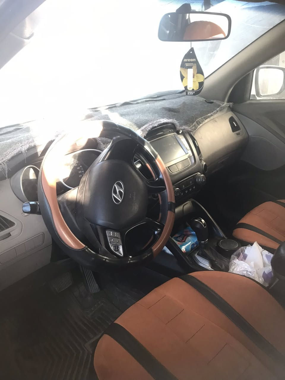 توسان 2015 خليجي 
جاهزه من حداديه وتخم تاير جديد ضررها جاملغ مصبوغ فقط وخدوش ورصعات السيارة بأسمي مكاني بابل سعرها ١٤٥ وبيها مجال 
***********
