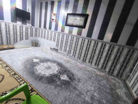 بيت 100م للبيع حي الوفاء قرب المجسرات الزهراء منطقة 40 بسمي طابق ونص يحتوئ من غرفتين نوم صالتين مطبخ استقبال وحمامات نظيف كباله حديقه السعر 115 مع مجال
التواصل على الواتساب ‏‪0774 476 4971‬‏
