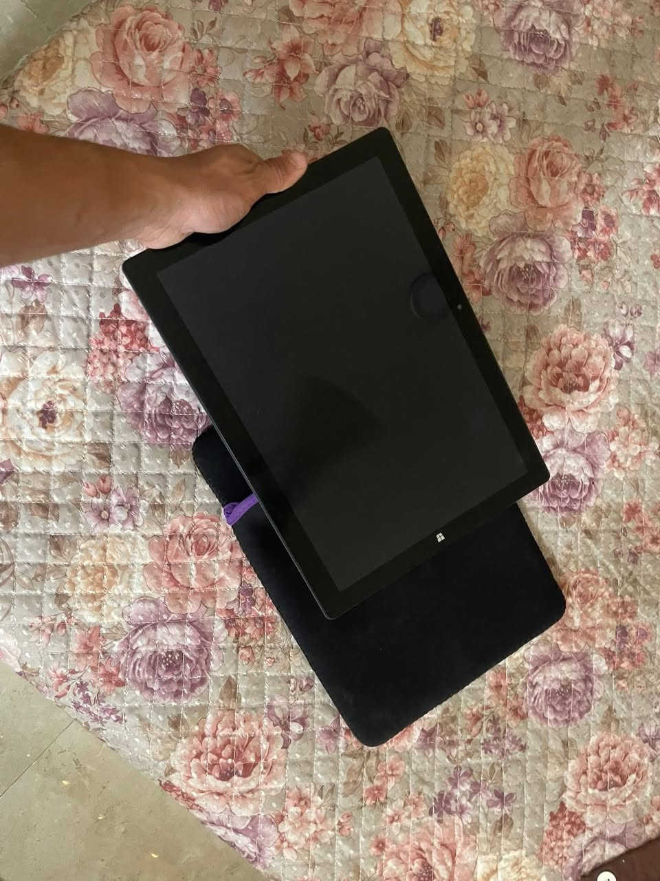 💻 لابتوب TERRA MOBILE مميز ونظيف جداً – للدراسة والأعمال اليومية ✨
وشاشه لمس 

​🔍 المواصفات الذكية للجهاز:

​المعالج (Processor): Intel®️ Core™️ m3-8100Y (جيل ثامن، موفر جداً للطاقة ويمنحك أداء مستقر وسلس بدون حرارة).

​الذاكرة العشوائية (RAM): 8 GB (سعة ممتازة تضمن لك فتح برامج متعددة وتصفح عشرات التبويبات بنفس الوقت بدون أي تعليق).

​التخزين (Storage): 512 GB SSD M.2 (هارد فائق السرعة، الحاسبة تفتح بثواني وتطبيقاتك تشتغل بلمحة عين، مو مثل الهاردات القديمة البطيئة).

​كارت الشاشة (Graphics): Intel®️ UHD Graphics 615 (ممتاز لمشاهدة الأفلام بدقة عالية، برامج الأوفيس، والألعاب الخفيفة).

​💡 بيش يفيدك هذا الجهاز؟

​لطلاب الجامعات: مثالي جداً لكتابة البحوث، المحاضرات الإلكترونية، والتقارير.

​لأصحاب المشاريع والمتاجر: سريع جداً في إدارة الصفحات، الرد على الزبائن، والتنقل بين الحسابات.

​البطارية والتنقل: معالج الجهاز مصمم ليحافظ على عمر البطارية لأطول فترة ممكنة أثناء التنقل.

​النظافة: الجهاز بحالة ممتازة ونظيف جداً وجاهز للاستخدام مباشرةً.
السعر 300الف وبي مجال


**إذا كنت صاحب هذا الإعلان وتريد حذفه لأي سبب، رجاءا أرسل رسالة إلى الدعم الفني**