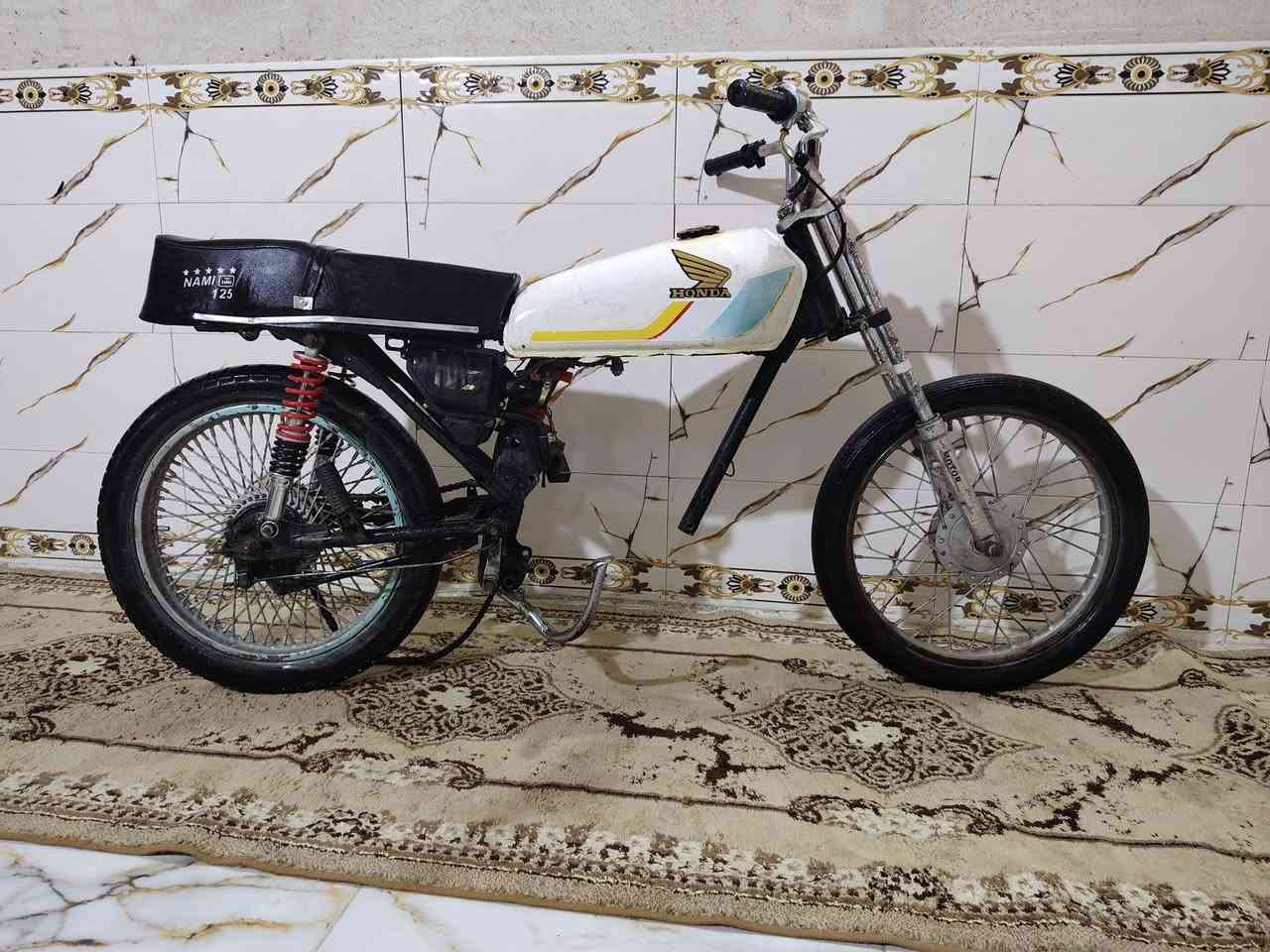 السلام عليكم دراجه للبيع اوسه بس محرك دراجه كلك دبلات وشاصي ودني فول تايرات جددن المكان الديوانيه قبائل مناويه سعرها 150 وبيها مجال للطيبين الرقم***********
