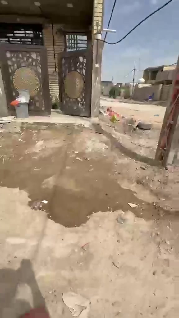 *_﷽  
اللهم صلِّ وسلم على محمد وآله الطيبين الطاهرين_*

🏷️ *بيت للبيع*  
📍 *العنوان:* بغداد | أبو غريب – حي المهندسين  
🛣️ *الموقع:* ركن 3 فروع، قريب على سريع أبو غريب – مسافة تقريباً 100م  

📐 *المساحة:* 100م²  
↔️ *الواجهة:* 5 متر  
📏 *النزال:* 20 متر  
🏗️ *النوع:* ركن، موقع ممتاز  

🏢 *التقسيم:*  

*الطابق الأرضي:*  
- استقبال  
- غرفة  
- مطبخ بيه حولي  
- حمام  
- ترك  
- حمام خارجي  

*الطابق الأول:*  
- غرفة  
- حمام  
- حولي  
- بلكونة  

*السطح:*  
- سطح ثاني كامل  

✅ *مميزات:*  
- ركن 3 فروع = تهوية وإضاءة ممتازة  
- قريب على الشارع السريع  
- مناسب للسكن والعوائل  

💵 *السعر:* عند الاتصال  
📌 *عمولة المكتب:* 1%

🏡 *عقارات الواثق*  
📞 *************  
🗺️ *موقعنا:* https://maps.app.goo.gl/KakWSJHBycwkQHiG8  
*@الجميع*
