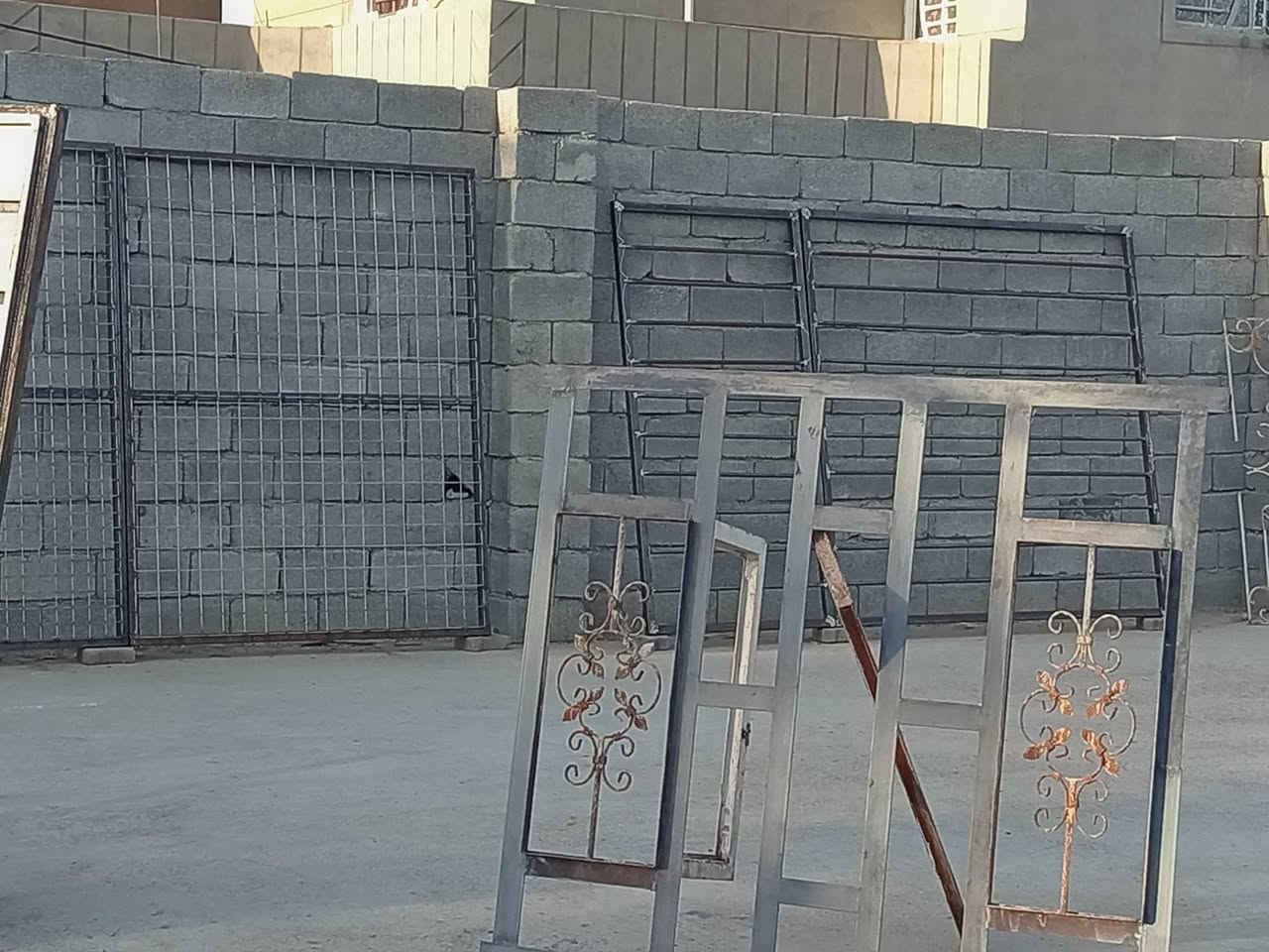 على بركة الله نبدي
سكلة وحداده عامه
بيع الابواب والشبابيك
على شارع صيني
*********** 
مجاور غسل ابو حسن
