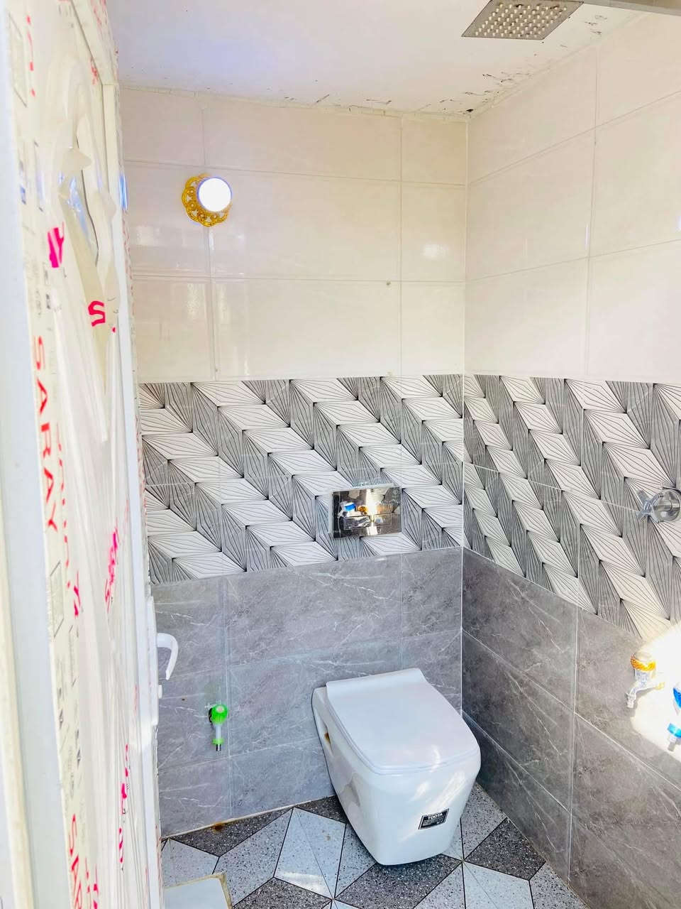 السلام عليكم بيت لبيع 150متر استقبال ومع غرفتين نوم وصاله ومطبخ بارد ومطبخ حار منور كبير عنوان حي طارق الوسط يم مولد بيت المري كامل الخدمات مي كهرباء تبليط كلشي متوفر بنيان 2025 طابوق جمهوري الرقم *********** السعر خاص .
