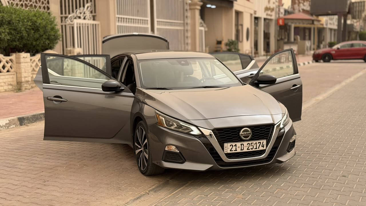 🚘✨
Nissan Altima
موديل 2022 | فئة SR | لون رصاصي غامق🤍
فول مواصفات عدا الفتحة السقفية 🔥

▪️ محرك 4 سلندر 2500 اقتصادي وعزم ممتاز
▪️ كير CVT ناعم جدًا بالتبديل
▪️ تشغيل بصمة + تشغيل ريموت
▪️ دخول ذكي لجميع الأبواب
▪️ شاشة وسطية كبيرة Touch Screen
▪️ نظام صوتي نقي وواضح 🎶
▪️ كاميرا خلفية عالية الدقة
▪️ سنسرات أمامية وخلفية
▪️ رادار أمامي وتحذير اصطدام
▪️ تنبيه خروج عن المسار
▪️ مثبت سرعة للسفر والطرق السريعة
▪️ تحكم كامل بالدركسون
▪️ شاشة معلومات داخل العدادات
▪️ إضاءة LED أمامية وخلفية
▪️ DRL نهاري رياضي ✨
▪️ داخلية سبورت مرتبة وفخمة
▪️ كراسي مريحة جدًا للسفر
▪️ تبريد وتدفئة للمكيف ممتازة ❄️🔥
▪️ فتحات تكييف خلفية
▪️ USB + Type-C
▪️ شاحن سريع للموبايل
▪️ عزل شارع ممتاز وصوت هادئ
▪️ صرفية بنزين اقتصادية جدًا
▪️ نظام ECO لتوفير الوقود
▪️ نظام مانع انزلاق وثبات
▪️ وسائد هوائية متعددة للأمان
▪️ تشغيل هادئ وثبات عالي بالطريق
▪️ شنطة خلفية واسعة جدًا
▪️ شكل هجومي ورياضي يلفت النظر 😮‍💨🔥
▪️ مناسبة للشغل، السفر، والاستخدام اليومي
▪️ سيارة نظيفة وتفاصيلها مرتبة من الداخل والخارج ✨

سيارة تجمع بين الفخامة، الراحة، الاقتصاد، والشكل الرياضي بنفس الوقت 🤍�
📍حادث جاملغ خلفي عكس السايق بارد مع صبغ
📍تبديل باب عكس السايق نفس اللون
📍بدون ايرباك
📍ماشيه 77000 كم
📞***********
