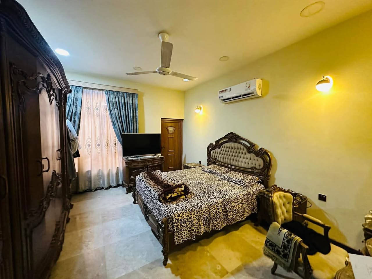 دار للايجار  جديد فول مؤثث
مساحة 200

طابقين 

 ط(1 )كراج +استقبال+مطبخ+هول + غرفتين نوم +صحيات

ط(2)استقبال+مطبخ +هول+ غرفتين نوم +صحيات+بيتونة

الموقع دوميز

للاستفسار 
  واتساب  ***********
