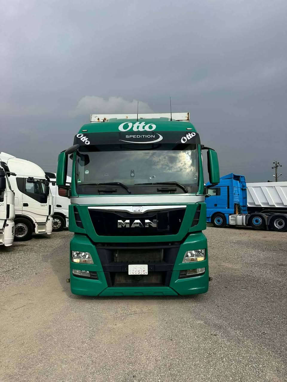 مان ٢٠١٦ بۆ فرۆشتن
مان tgx18,400 فول مواسەفات
ڕەقەم سلێمانی، ڕەقەم و سەنەوی نوێیە و بەناوی خۆمانە
فول فولە یەک دینار مەسروفی تێدانیە
ناونیشان چوارقوڕنە 
ژمارە مۆبایل 
***********
نرخ ٢٩٠گەڵا
