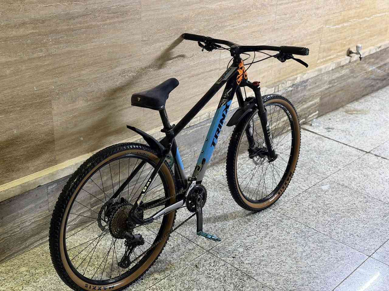 باسكل ترنكس للبيع - مواصفات قوية جداً
الماركة: ترنكس (ماركة إيطالية)
• الهيكل: معدن فافون (خفيف وقوي)
• الطارات: المنيوم 
• الستيرنغ: فايبر كاربون
• الفرامل: بريكات هايدروليك
• المكينة الخلفية: 10 نمر
• المكينة الأمامية: 2 نمر
• الدبل: هوا وبيه قفل
• الكشن: ماركة عالمية كنتارع
MAXXls :التايرات •
• الحالة: نظافة عالية جداً
• الاستخدام: استخدام قليل
•سستم شيمانو اعلى فئة 
• الموقع: بغداد الجديدة

 للتواصل:***********
