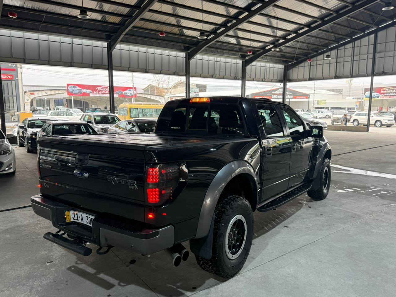 2013 وارد خليجي شركه نيفا والمواصفات العنوان السليمانيه 300 وبيها مهجور 
حجم المحرك 8 سلندر 
***********
