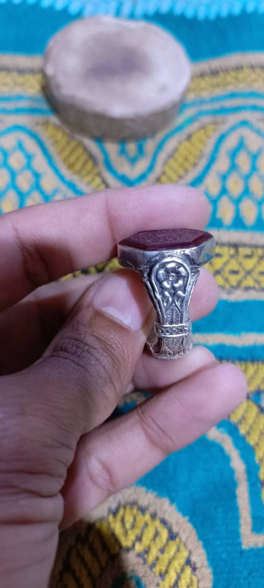 اللهم صل على محمد وال محمد 

عقيق يماني نخب اول صياغته يدويه 

منقوش ع الحجر (لا اله الا الله الملك الحق المبين )

للاستفسار الاتصال على الرقم او مراسله الصفحه 

***********
