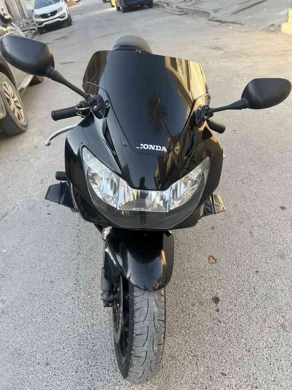 السلام عليكم  للبيع مستعجل ع بيعتها CBR 929 RR 
موديل 2004 الدراجة عليها تعديل صالنصة RR وارد الماني 
الدراجة خير من الله شلعة معدل عوزهة ترتيبات بسيطة كلش   فصلة بيهة رعب سعر مناسب شراي تفضل خاص اتصل ع رقمي *********** لتعبني فد اروحلك ولتواعدني وتخلف وياي سعر جوة فلوسها بنسبة نضافتها جيب وياك فيتر وتعال كفالة 18 وبيها مجال مكاني بغداد الحرية
