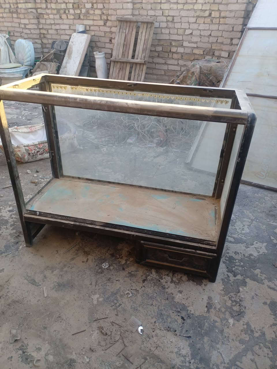 السلام عليكم
مولده متروكه مااعرف العطل مالتهه 50

مغسله  15

عربانه   20

جام خانه المنيوم  25

لوكرات حديد ثنينهن ب   80

قنينه ايرانيه  25
العبيدي  ***********
