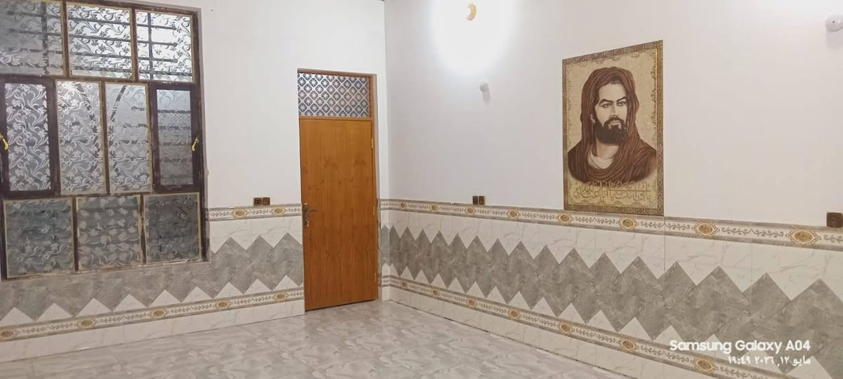 السلام عليكم من رخصه الادمن دونم ملك صرف للبيع يحتوي الدونم على دار بناء حديث تبلغ مساحه الدار 300م يحتوي الدار على ٣غرف نوم +استقبال +هول +صاله+مطبخ +صحيات داخليه +صحيات خارجيه +حديقه مساحه الحديقه 200م +حقل دواجن +محل تبعد عن الشارع العام 250م طريق صويره اجبله للستفسار الاتصال ***********
