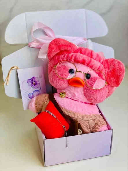 ⁃ بطوط مع (نظارات 👓+ حقيبة 🎒 + بلوزة صوف ناعمة + headband 💞 بوند رأس )
💝👑سوار الـ "تنس"🎩🎁
 سوار حجر الكرستال السحب
المتلألأ المصنوع من الفضّة الاسترلينيّة، 🎁
😘 كارت العبارة حسب طلب ك/ج 
للحجز والاستفسار مراسله واتساب *********** المحاويل
