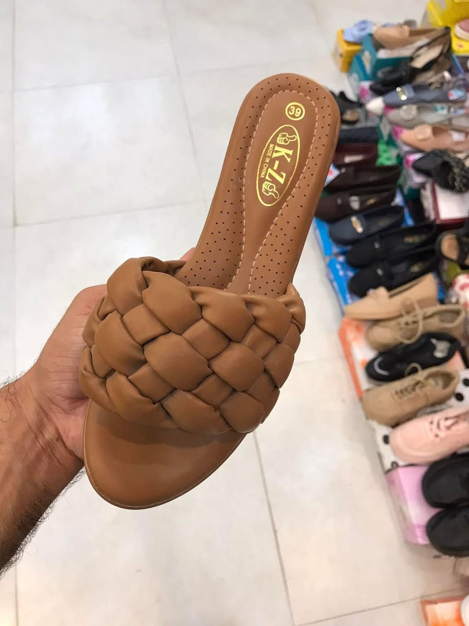 السلام عليكم عندي شلعة احذية وبوتات وشحاطات واحذية اطفال 850 قطعة. سعر القطعة 5000الف دينار
 وكلة جديد مثل ماموضح بل صورة وكلة غالي 
للاستفسار او التواصل يرجى مراسلتنا على الواتساب او الاتصال 
***********
