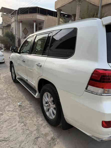 السلام عليكم اخواني
لاندكروزر GX.R موديل 2017 وايت اديشن 
6 سلندر

السياره جديده حرفيا ماشيه (72) ألف كيلو متر حقيقي شرط الفحص
السياره مغلفه بالكامل ppf نانو من الزيرو
السياره كفاله عامه من الشخط (عدا باب السايق بي تقسيم فقط) بدون لا بارد لا شخط لاتبديل لا اي شي 
السعر 515 وبي مجال للشراي 
السياره رقم بصره الجديد ومكانها بصره
للاستفسار  ***********
