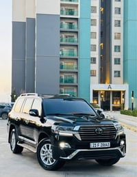 لاندكروز GXR • ٢٠١٨ • ٦٤٠٠٠ كم