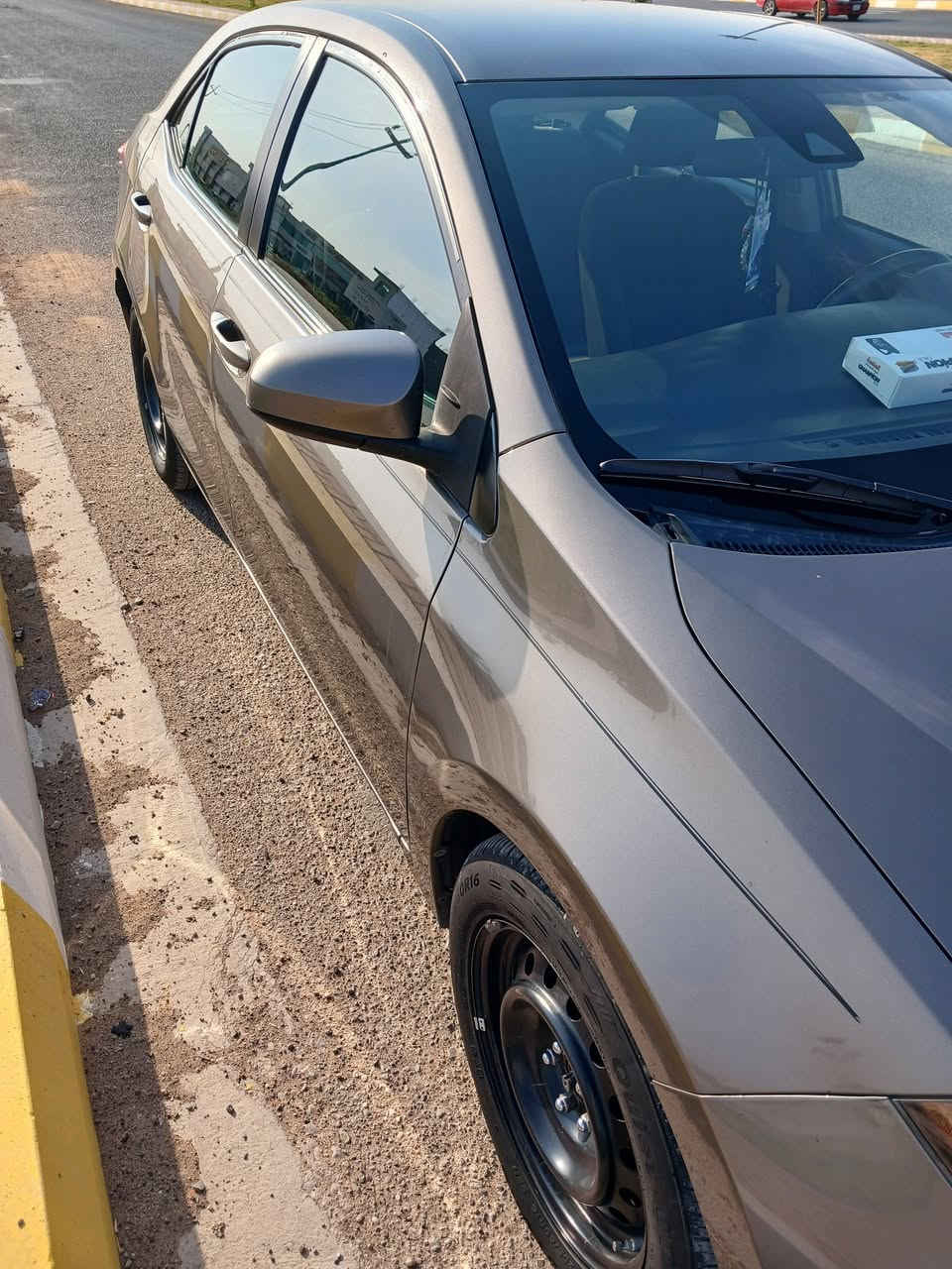 السلام عليكم للبيع كورلا موديل 17 بجم كبس مواصفات LE معروفه ماشيه 95 ميل مكان لسياره رمادي رقم اربيل باسمي فحص وهزه وسنويه جديد للاستفسار *********** وات ساب مفتوح
