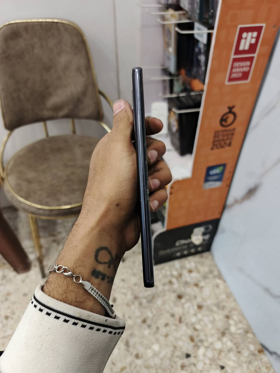 السلام عليكم فيفو واي 29 لايت ذاكره 256 الجهاز بي رمز وشاشه مضروبه فقط للبيع استفاده من غراض الجهاز الشراي يراسلني ***********
