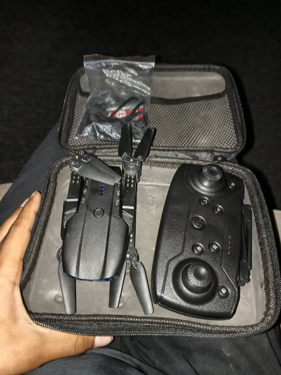 سلام عليكم شباب عندي طياره درون للبيع والله ماخذه 25 وبعدها جديده ابيعه10 صراحه اني ما الي واهس وما عندي شاحنه *********** موجود واتساب
