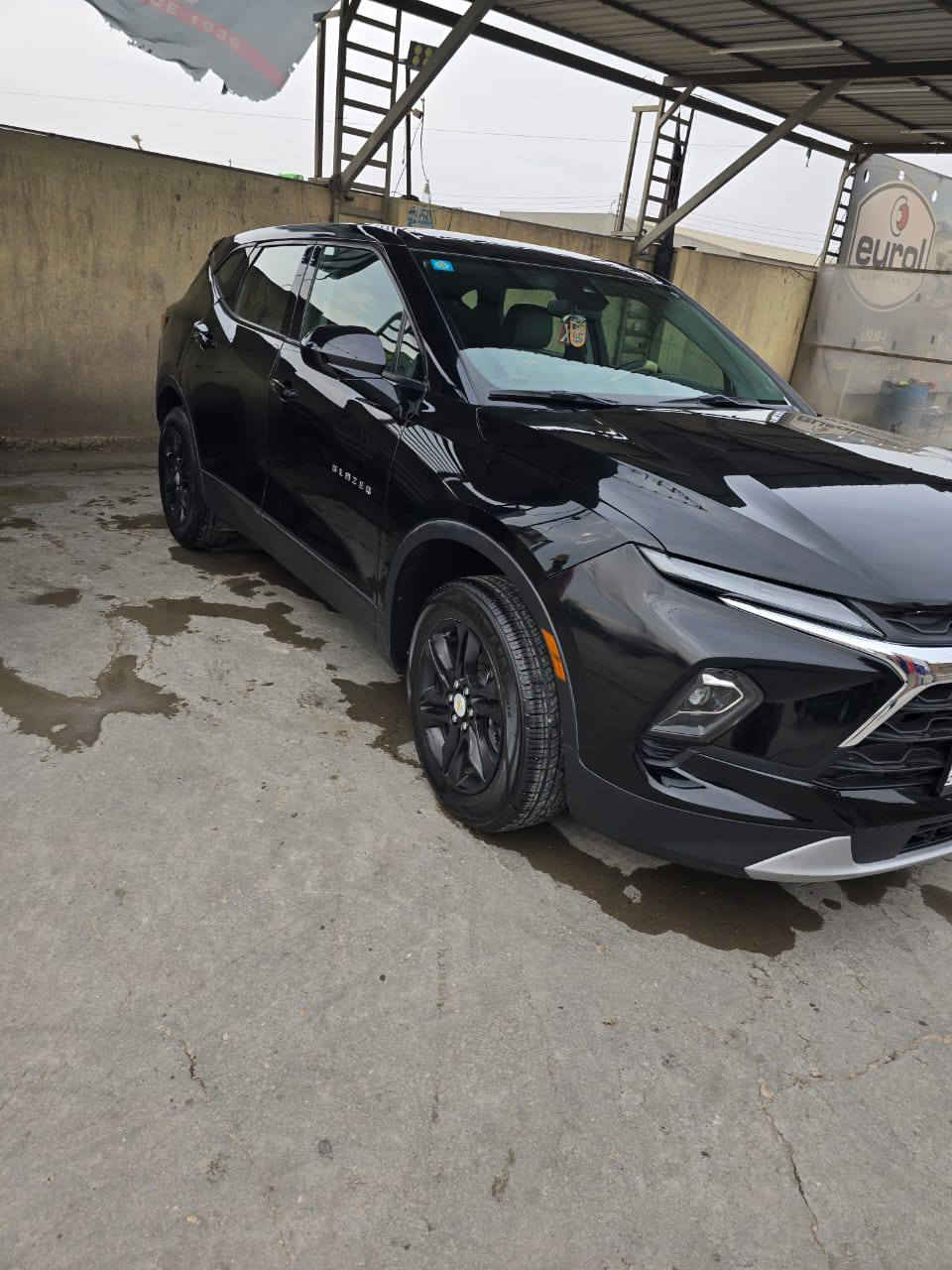 السلام عليكم
سياره بلايزر موديل 2023 ماشيه 29ميل 
مكاني بغداد بسمايه سونار موجود بالصور مكينه 2000تيربو 
السعر 165وبيها مجال رقم صاحبها ***********
