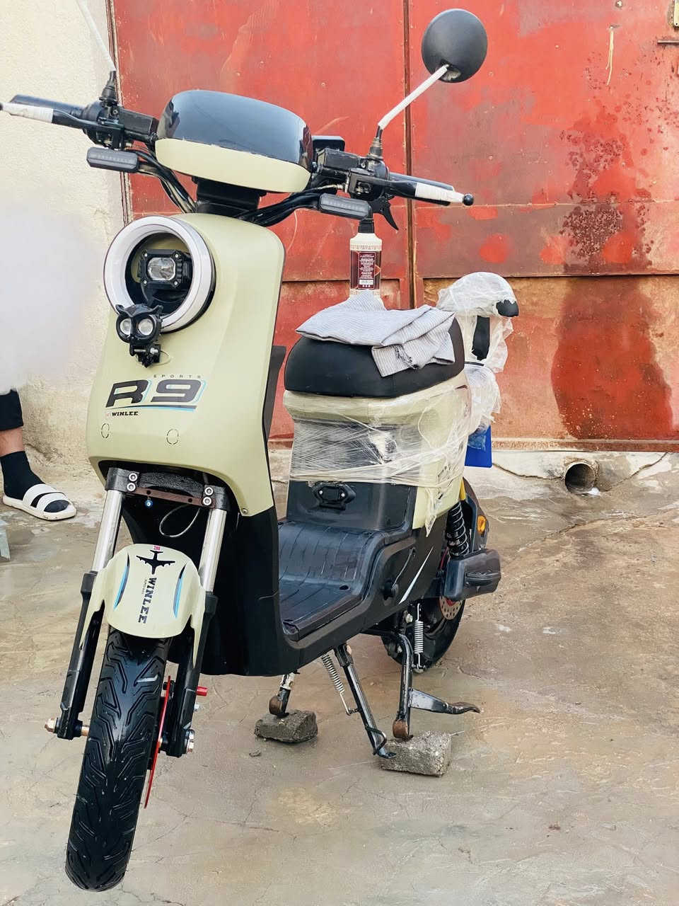 السلام عليكم
دراجه R9 مديل 2026 دراجه نضيفه كفاله من الشخط ماصارله 2شهرين عندي بطاريات حجم 32 ملف 1500 فول ما شاء الله نقصه فقط تاير الوره مبنجر رايده مراوس ب ماكس عدله او منغولي      
***********
