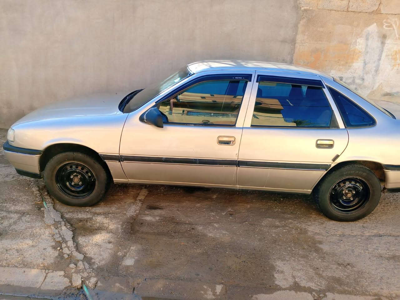 السلام عليكم
فكترا ١٦ موديل ١٩٩٠ 
محرك تعمير جديد 
داخلها حيل نظيف 
مصبوغة عام للجمالية فقط 
تايرات جدد 
رقم نينوى مسطرة 
سنوية عظم الى ٢٠٣٠ 
السيارة باسمي وشرط التحويل 
باقي التفاصيل اتصل على الرقم 
***********
