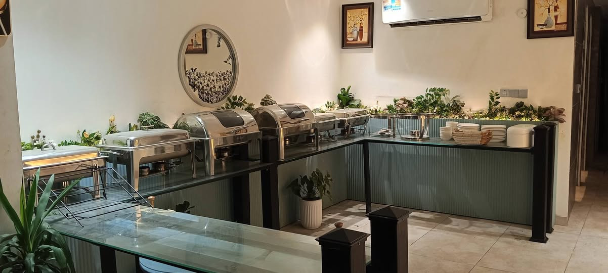 مطعم للبيع بالكامل مساحة 400 متر
تجهيز درجة أولى مجهز من كلشي ما ناقصه أي شي 
للاستفسار التواصل على الرقم ***********
