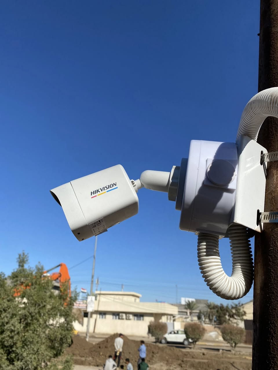 🛠️ جزء من العمل | تنصيب منظومة Hikvision IP في "ابوغريب

شغلنا اليوم كان بمنطقة أبو غريب - حي الزيتون نصبنا منظومة متكاملة من شركة هيك فجن العالمية بنظام IP الحديث
ليش اختار صاحب العمل دقة 6 ميجا؟
• وضوح عالي: تكدر تشوف تفاصيل الوجوه وأرقام السيارات بوضوح تام
• نظام IP: يعني أنقى صورة ممكنة بدون تشويش، مع استقرار عالي جداً بالبث
• زاوية رؤية واسعة: تغطي مساحات أكبر بكثير من الكاميرات العادية
لمساتنا في التنصيب:
1. ترتيب الكيبلات: استخدام "دكتات" وبوكسات حماية لكل كاميرا للحفاظ على المظهر الخارجي
2. البرمجة: ربط المنظومة على الموبايل لمتابعة البيت/المحل من أي مكان بالعالم
3. الدقة: موازنة الزوايا لضمان عدم وجود "نقاط عمياء".
📍 المكان: أبو غريب - الزيتون.
📞 للحجز والاستفسار: [***********.***********]
