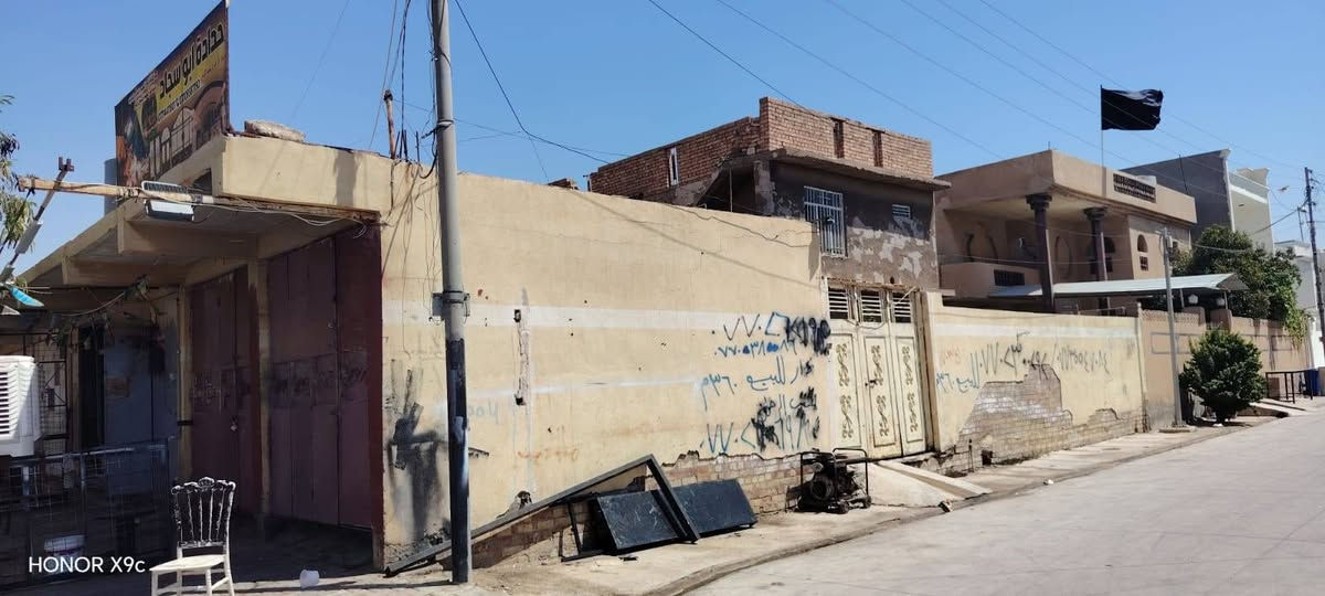 بسم الله فرص الاستثمارية
للبيع للبيع طابوملك شرط التحويل 
دار قديم ركن مع 5 محلات مكان مميز جدا 
العنوان طوز بداية شارع إمام أحمد 
المساحه 360 متر أكرر ركن الاستفسار أتصل على الرقم *********** أو واتساب 
*********** أو مراجعة مكتب هيوا للعقارات العنوان طوز سوق حسن قوان قرب سلام عطور مستعدون لجميع العروض والترويج المعاملات بشكل قانوني بإذن الله تعالى وشكرا
