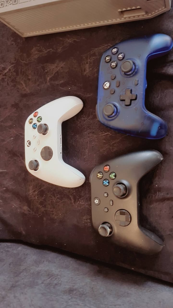 Xbox one نسخه كول اوف ديوتي ادفانس سنتل واحد تيرا
ويا ٣ يدات وحدة اصليه مال سيريس و الثانية كيم سير 
قرص بلاك اوبس زومي مع الإضافات والمابات وألعاب بالحساب ويا كيم باس التمت


**إذا كنت صاحب هذا الإعلان وتريد حذفه لأي سبب، رجاءا أرسل رسالة إلى الدعم الفني**