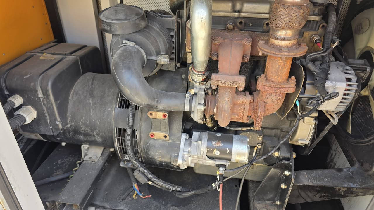 للبيع مولد 60 KVA (بيركنز أصلي) 
• ​نوع المحرك: بيركنز (Perkins).
• ​القدرة: 60 KVA.
• ​الحالة: نظيف جداً (كاتم للصوت).
• ​الموقع: الكوت. ( يوجد توصيل )
• ​الفحص: جاهز وبشرط الفحص.
• للاتصال ***********
