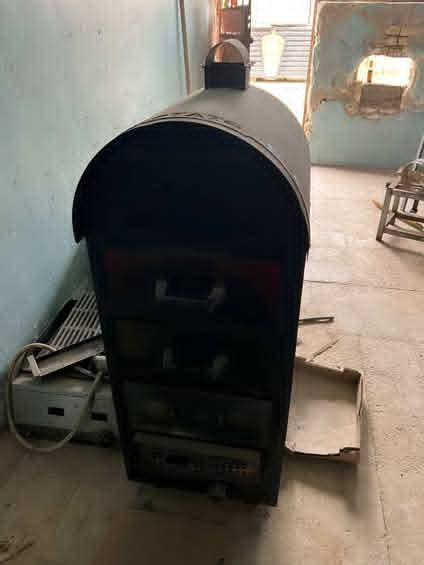 سلام عليكم للبيع 
قلايه فنكر بعده جديده 
شوايه بركر فحم بركاني عل غاز 
كابسه صاج 
فنكر كومبير كامل مكمل 3 ابواب 
سعر كله جوه سوك وكلهن جدد 
الاستفسار واتساب  او اتصال مكان الفلوجه 
***********
