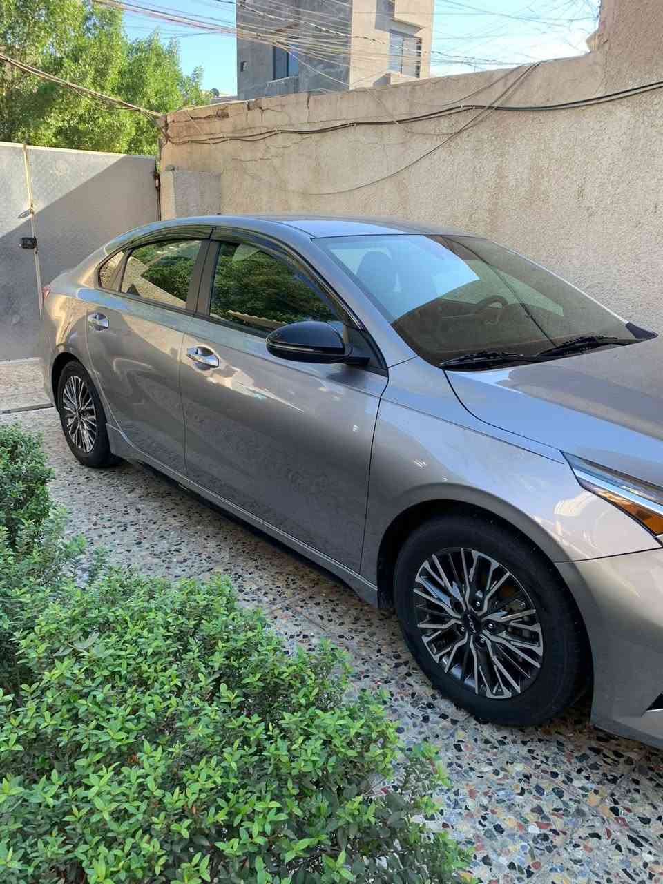 السلام عليكم 
للبيع كيا فورتي 2023 جيتي لاين 
حادث كلين فقط دعامية امامية كسر. 
فول عدا الفتحة.  
ماشية 40الف ميل. بأسمي مرقم 
بغداد.  
السيارة مواصفات جيتي لاين المعروفة 
فول تحكم ستيرن 
بصمة 
تشغيل عن بعد 
فوول عدا الفتحة .
للاستفسار 
الاتصال ع. 
***********
