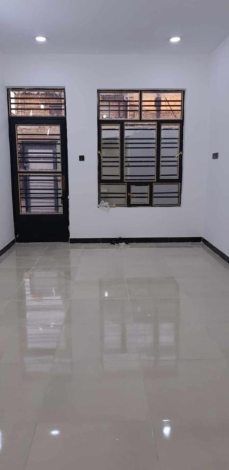 السلام عليكم دار للبيع قرب القوس منطقة سور بغداد المساحة 100م سند 25 البناء رفت طابق ونص بلوك درجة أولى مساحة الفرع كبيرة وقريب على الشارع العام السعر 85 وبي مجال قليل رقم الواتس ***********
