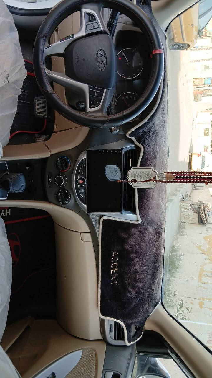السلام عليكم
اكسنت ٢٠١٥ خليجي 
كير ومكينه كفالة 
تخم تاير جديد 
باتري جديد 
منظومة بانزين جديدة كاملة 
سنوية ٢٧
رقم بغداد انكليزي 
ماشية ١٨٨ الف
شاشة 
كامرة 
تحكمات استيرن 
دواخل نظيفه كلش 
التبريد كمبريسر عطل قبل يومين 
بيهة ربع رشة صبغ بدون معجون بالجاملغ الخلف العبري وبالجاملغ مال السايق ربع رشة هم بدون معجون 
السعر ٩٣ وبيهة مجال قليل 
***********
المكان ديوانية مركز

