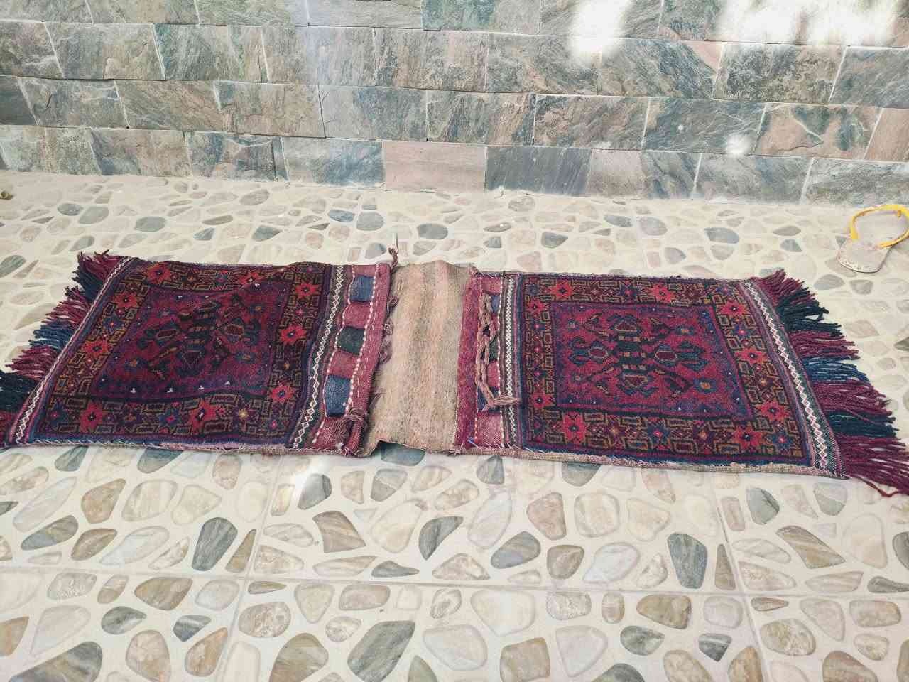 قطعة من النوادر قطعة أفغانى انتيك متاح قطعة واحده فقط لمحبى القطع النادرة اللى مش بتتكرر و النادر فيها كمان حالتها بدون تصليح أو عيوب نهائى .
كيس ملح او كيس تخزين(خرج) (saddle bag) افغانى انتيك وش سجاد و الضهر كليم افغانى قطعة انتيك نادرة  لمحبى القطع النادرة اللى مش بتتكرر بحالة فوق الممتازة طبعا الوان رهيبة يشتهر بها السجاد الأفغانى و الصوف المسبوغ الوان طبيعية بعدد ٢ جيب و ليس جيب واحد حجم كبير غير معتاد متاح قطعة واحده فقط.

المقاس:- 
١.٢٠م × ٤٠سم 

للتواصل و الاستفسار:- 
01011901290


**إذا كنت صاحب هذا الإعلان وتريد حذفه لأي سبب، رجاءا أرسل رسالة إلى الدعم الفني**