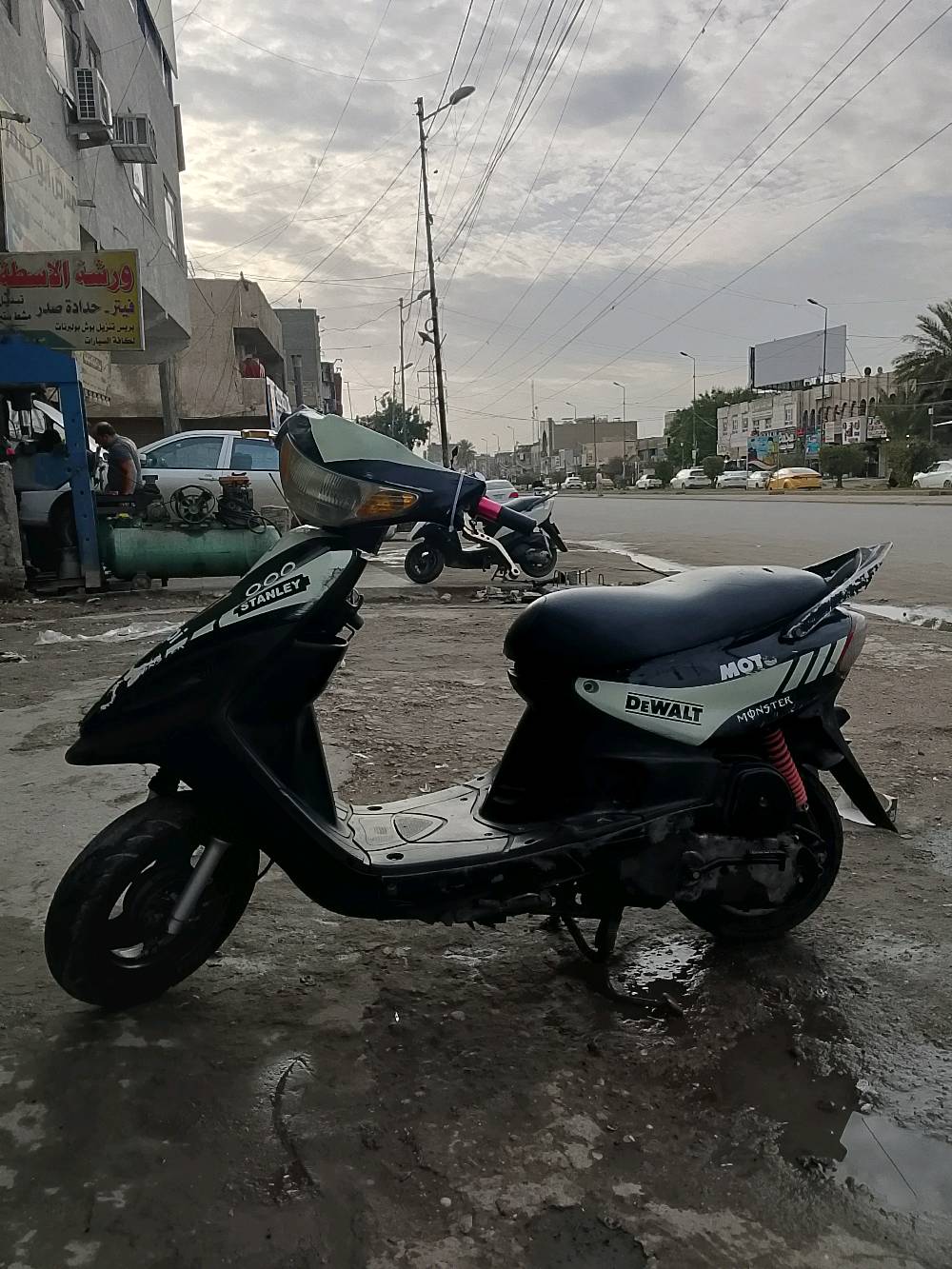 دراجة نارية سكوتر بحالة جيدة، مناسبة للتنقل داخل المدينة. القيادة مريحة والوقود اقتصادي. التصميم الخارجي جذاب مع تفاصيل باللون الأسود والملصقات العصرية. الفرامل والأنوار تعمل بشكل ممتاز. مثالية للاستعمال اليومي والتنقل السريع.