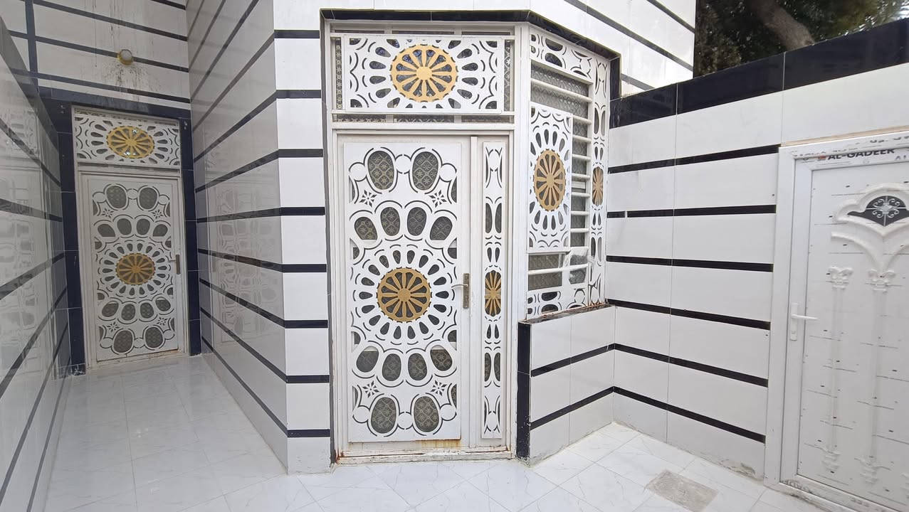 بيت للبيع  حي النصر شارع البانزين 
خانة – طريق الجنة، عامود 66

المساحة: 100 متر  طابقين 

تفاصيل البيت:
 • الطابق الأول: استقبال، صالة، غرفة نوم، مطبخ مكشوف، حمام وتواليت داخل البيت، بالإضافة إلى تواليت في الطارمة.
 • الطابق الثاني: غرفة نوم، حمام وتواليت، صالة، وسطح.
 • الطابق الثالث: سطح فقط.

المواصفات:
 • يحتوي البيت على سخان ماء، تانكي 
ماء، وواير مولد. و بناء حدث 

السعر المطلوب  176م..  ***********
