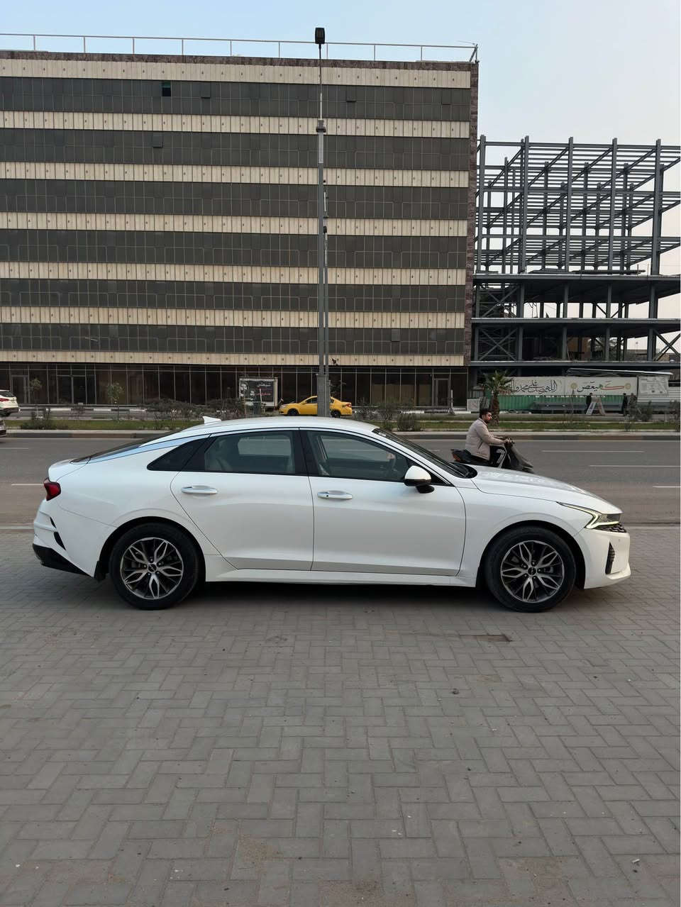 K52022 اربيل باسم شركة سنويه بيه سنة 
السيارة بية باب صبغ اثر ضربة جداً بسيطه 
السيارة فول عدة البنورما 
بصمتين تشغل عن بعد 
حساسات امامي خلفي 
انارة ترحيب 
كشن كهرباء جلد بلاد 
مري كهرباء طي
انارة لد ٤ عدسات 
شاشة وكامره بلاد كار بلاي 
دريف مود ٥ وضعيات قيادة 
تبريد قطعتين لمس مع ميموري 
مكينة 2000 دوش بانزين عادي 
ماشية 65 الف كيلو حقيقي 
مكينة كير حدادة 100% كلة بلاد وجديده وجاهزه استخدام شخصي 
السعر 190 وبيه مجال بسيط
***********
*********** البصرة, العراق
