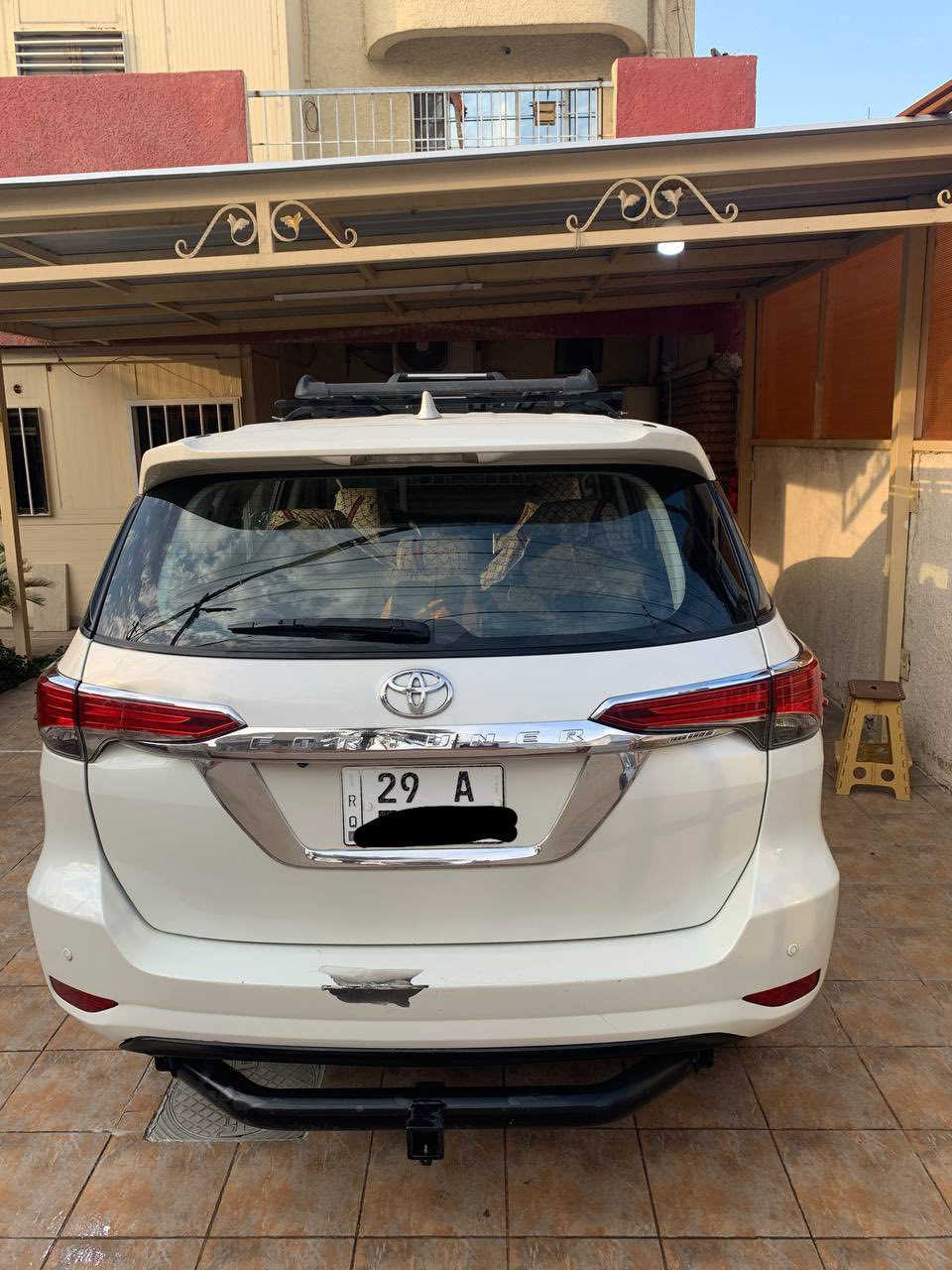 للبيع بدون مراوس 
سيارة تويوتا فورجنر  لون ابيض موديل 2018 
رقم واسط الدولي الجديد
تحويل مباشر 
محرك 2700 الاقتصادي 
4 سلندر 
مع منظومه غاز حكوميه ( مصفى الدورة) 
مواصفات حساسات امامي خلفي 
شاشه 
مانع انزلاق 
تحكم استيرن 
7 راكب. 
صبغ حزام 
بدون بجم بدون ايرباكات سليمه 
ضربه باب وجاملغ فقط 
السياره نظيفه جدا بمعني الكلمه 
ماشيه 152 الف كم. حقيقي 
تخم اطارات جديدة قبل عشره ايام 
حداديه وصدر وكير ومحرك سليم جدا 
مع سونار اذا تحبون ارسله على الواتس اب. 
المكان بغداد الدورة 
***********
السعر 220 ورقه قابله للتفاوض 
بدون زحمه الشراي يتصل
