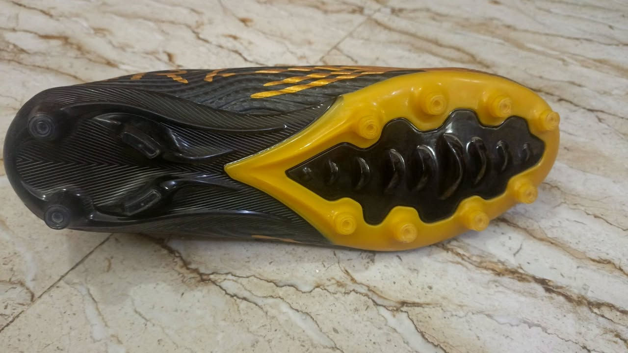 حذاء كرة قدم بلون ذهبي + أسود فخم ✨
تصميم احترافي 
✔️ خفيفة ومريحة أثناء اللعب
✔️ تساعد على السرعة والتحكم بالكرة
✔️ مناسبة للتمارين والمباريات
✔️ شكل جذاب وفخم جداً
يوجد قطعتين قياس 45
قياس 46


**إذا كنت صاحب هذا الإعلان وتريد حذفه لأي سبب، رجاءا أرسل رسالة إلى الدعم الفني**