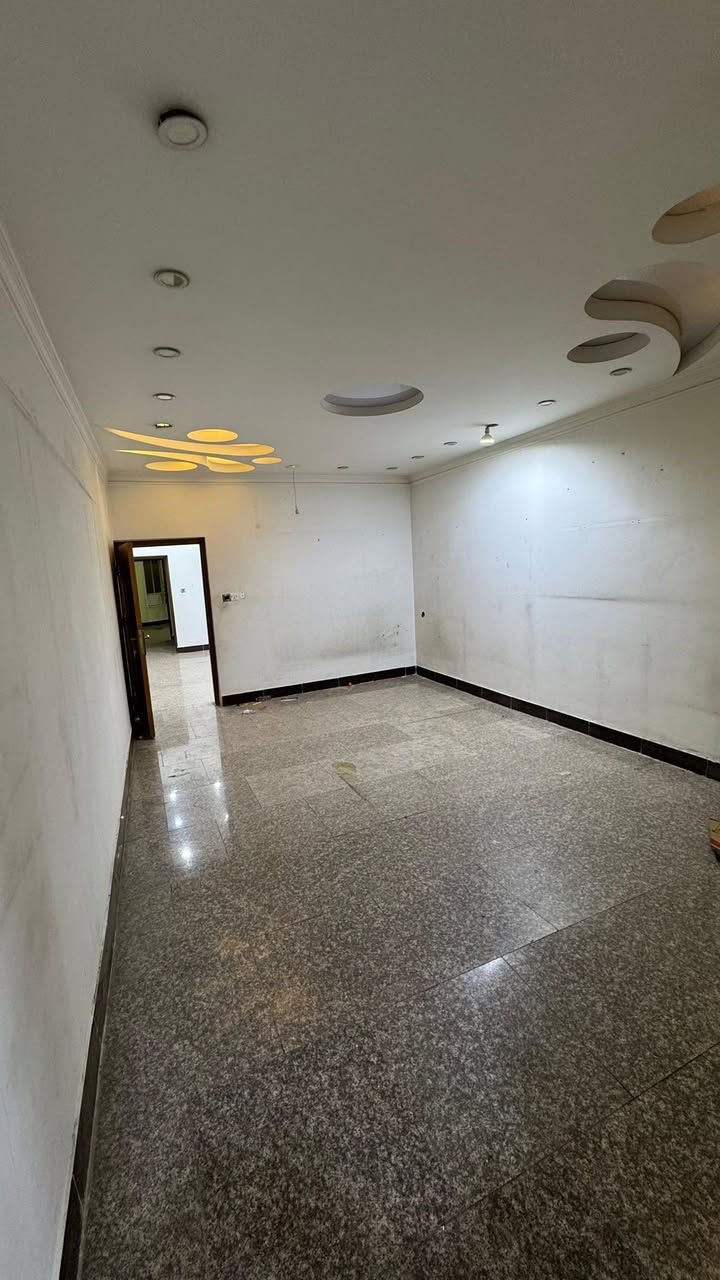 #للإيجار في منطقة السيدية 🏠

دار سكني مساحة 150 متر
📍 الموقع: مربع القادة

🔹 يحتوي على:
 • 4 غرف نوم (سويت)
 • صالة
 • مطبخ
 • خدمات

💰 السعر: مليون دينار عراقي

📞 للاستفسار: ***********
🏢 أو مراجعة مكتب البيت الملكي للاستثمار العقاري – السيدية
📍 مقابل جامع شاكر عبود
