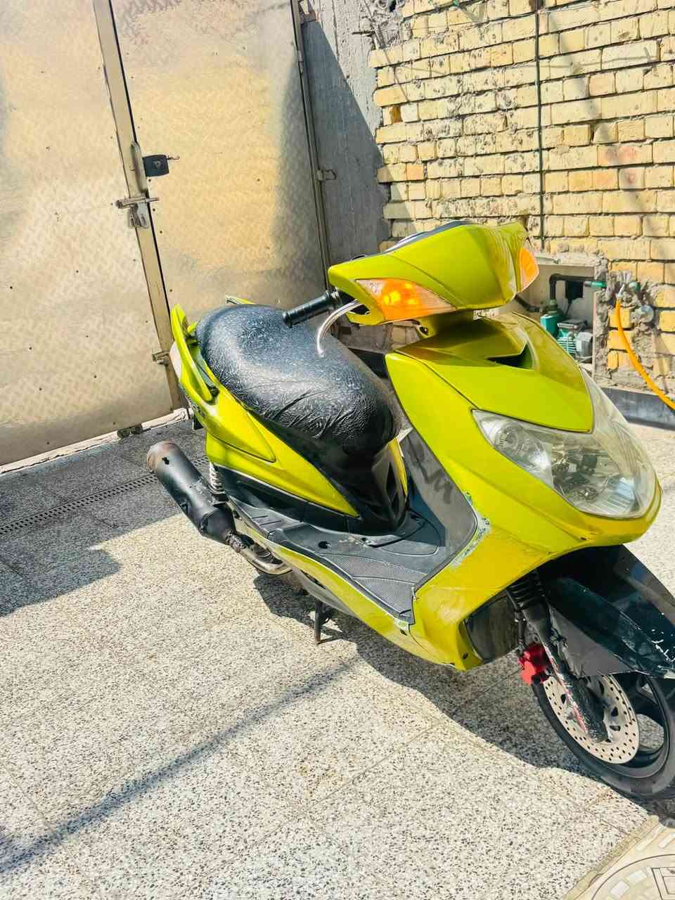 سلام عليكم سكنس فحل للبيع دراجه برغي ممفتوح بيها شلعه ومعدل بك لايت واشاير كرستال صالنصه رياضي لايت زنون السعر ٥٥٠ العنوان بغداد الكماليه رقم ***********
