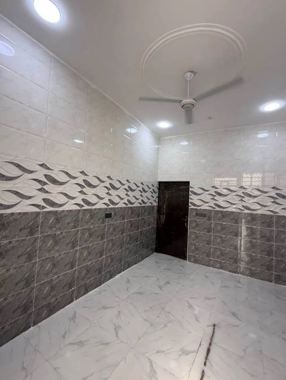 #اسعد_الله_أوقاتكم_بكل_خير👋⁉️
***********

دارين  سكن للبيع ⛪️ بسعر بلاش 
بيوت حلوه مرتبه 

#مساحت كل بيت 150متر  بناء حديث بعده بل جيس

#يحتوي البيت على غرفتين نوم 
و ديوان 
و صاله 
و مطبخ 
و صحيات داخلي و خارجي و كراج سياره 
بيت كلش مرتب 

كافه الخدمات متوفره 

#جنس_العقار :: طابو صرف زراعي بأسم عراقي سند ٢٥ راعي لارض ساكن نفس المنطقه 

البيوت علا شارع تبليط 10 متر 🛣️

#العنوان ابو الخصيب  شارع ابو كوصره 
يبعد عن شارع ابو كوصره 20 متر

سعر كل بيت 90مليون  و بي مجال 
#للاستفسار الاتصال على الهاتف 📞📳
📳(( ***********
