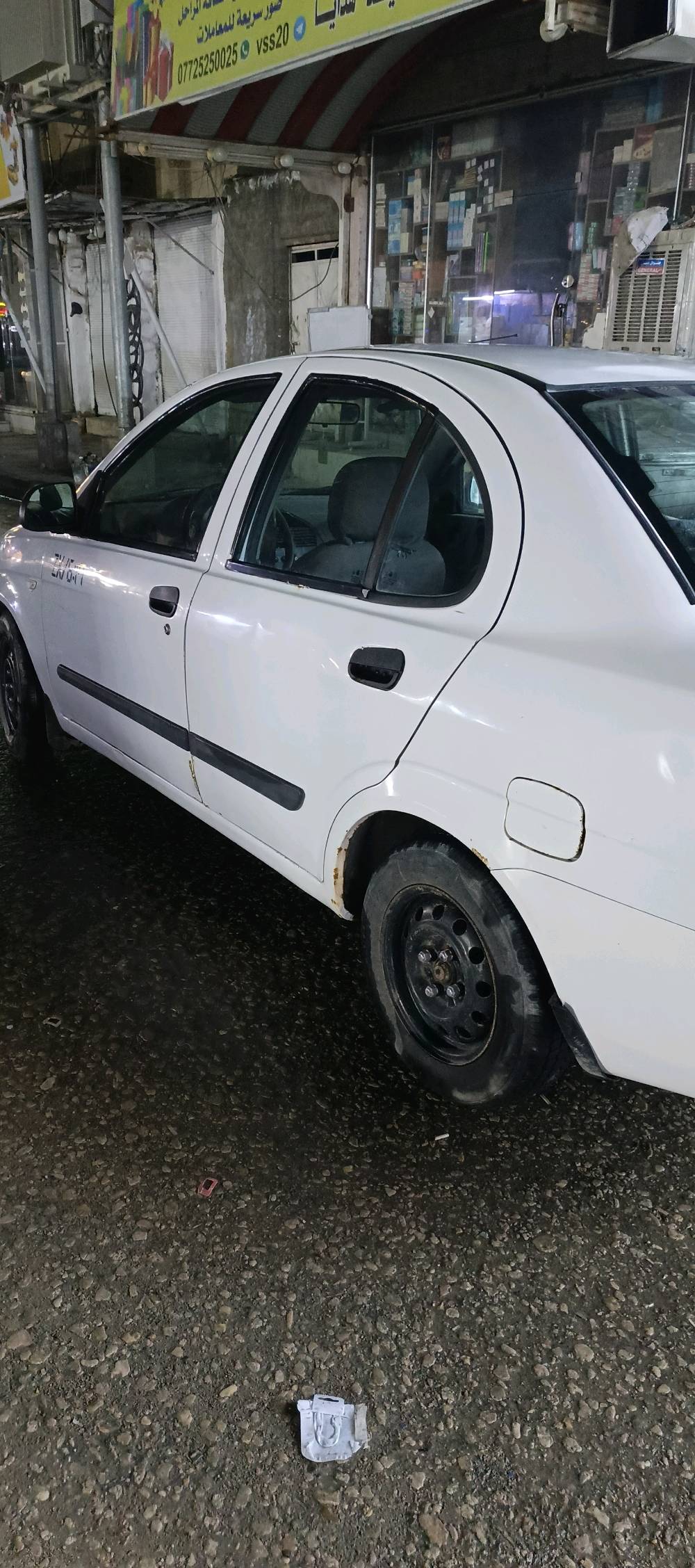 السيارة سايبا بيضاء نظيفة ومتينة مناسبة للتنقلات اليومية. السيارة بحالة جيدة ومرخصة مع إطارات في حالة مقبولة. مثالية لمن يبحث عن سيارة اقتصادية.