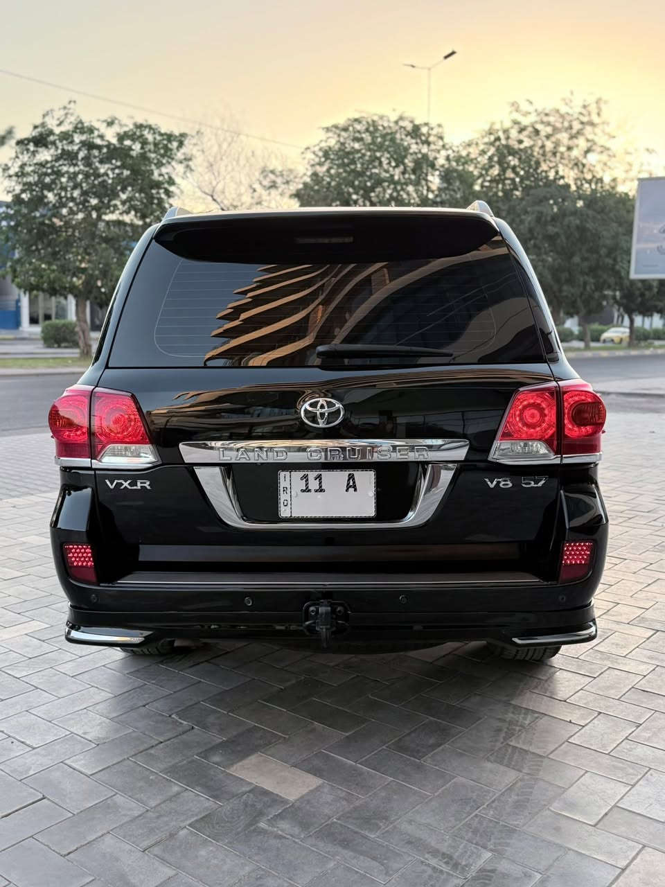 لاندكروزر VXR 2012 5700
السيارة جديدة جداً 
المكان: بغداد

 التفاصيل العامة
المحرك: 8 سلندر (V8) - الكير والمحرك بشرط الفحص (لم يفتح سابقاً).
المسافة المقطوعة: 128,000 كم فقط.

المواصفات (Full Option) مواصفات لكزز
التقنيات: 
شاشة كبيرة (لمس)، 3 شاشات، 
كاميرات ٣٦٠ ، نظام تشغيل عن بعد، خمسة بصمات .

الراحة والداخلية: 
كشنات جلد كهرباء عدد ٢ 
كرسي السائق تخزين ٣ دكم ، كشنات تدفئة وتبريد ، 
تبريد مركزي ، ثلاجة، فتحة سقف (سلايت)، شاحن موبايل ، جنطة كهربائية شفط ، مري شفط - ناطقة - جكات توازن - نظام الصوت ودمام معروف مال vxr - ستيرن نظام ترحيب عند التشغيل - دبل شمسيه - تحكم مقود جهتين 

الأمان: ايرباكات عدد 8 + نظام ABS - جكات توازن 
كورس مثبت سرعه -طفاية ، انظمة قيادة ،حساسات كاملة، فورويل (4WD)، ليد زينون.
التحكم: تحكم ستيرن، هوك خلفي، وكل شيء في السيارة بحالة البلاد (لوك).
تخم تاير (دنلوب) أصلي 
السياره كلش نظيفه من الداخل والخارج

السيارة كفالة عامة من الصبغ
تبديل بنيد اصلي نفس اللون بسبب نكراش
+  جاملغ عكس سايق مطابق 
باقي مكفولة كفالة عامة من "الدعامية للدعامية" 

الرقم: بغداد شبه مميز اربعه ارقام - هزه جديدة
التحويل: السنوية باسمي التحويل في نفس اليوم.
السيارة لا تحتاج إلى "دينار واحد" مصرف.
 

السعر 36,800 $
📍مكان السيارة بغداد الكرخ 
 للتواصل والاستفسار
اتصل الآن مباشرة: ***********
