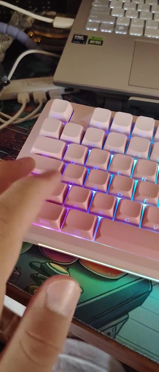 السلام عليكم
⌨️ AULA S98 Pro — Pink Edition 🌸🔥

كيبورد ميكانيكي احترافي 96% / 98 Keys، من أشهر كيبوردات الـCustom الجاهزة حاليًا.
جديد بالكامل، مفتوح بإيدي فقط وحتى لزكة الشاشة بعدها موجودة ✨

✅ Tri-Mode Connectivity
(Bluetooth 5.0 / 2.4G / Type-C)

✅ Gasket Mount حقيقي
✅ Hot-Swap Full Keys
✅ RGB احترافي
✅ شاشة LCD + Knob للتحكم
✅ PBT Keycaps
✅ بطارية 4000mAh
✅ يدعم Windows / Mac / Android / iOS

الكيبورد معروف بصوته الـCreamy والإحساس الفخم بالكتابة والجيمينگ.
ومناسب جدًا للـGaming والشغل والكتابة الطويلة.

📦 الكارتونة بيها تعب من التخزين والنقل، أما الكيبورد نفسه نظيف وجديد ومحافظ عليه وعلى غراضه.

💰 السعر: 80 ألف
🚚 ويا التوصيل يصير 85

🎨 اللون: وردي


**إذا كنت صاحب هذا الإعلان وتريد حذفه لأي سبب، رجاءا أرسل رسالة إلى الدعم الفني**