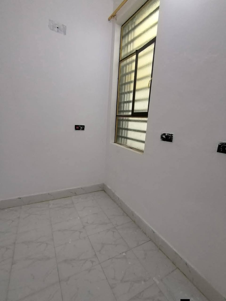 "بيت للبيع في سكله الكرعاوي، شارع الزوار، مساحة 150 متر. أساس صب وسقف صب، بناء طابوك. يحتوي على غرفتين، استقبال، صالة، مطبخ، وصيحات. المكان مميز والشارع 13 متر. بيت فارغ وجاهز للسكن. السعر؟ للاستفسار: مكتب حسين النجفي *********** (واتساب)". النجف, العراق

