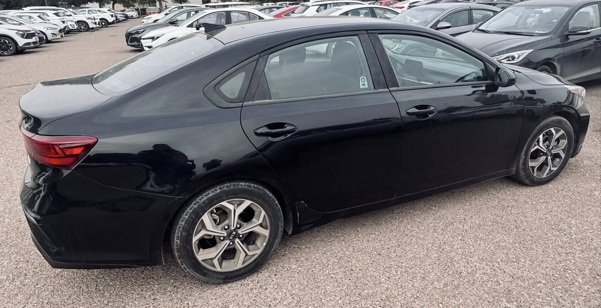 السلام عليكم
 للبيع  كيا فورتي //// kia forte
موديل ٢٠٢١ ماشية ٦٢ الف ميل 
رقم اربيل ..السنوية باسمي 
حادثهة من امريكا باب الصدر فقط 
وبيهة هذه الضربة بالصندوك ممصلحة وبارد بالباب الخلفي الايسر وموضح كلشي بالصور 
وشادلهة منظومة غاز 
السيارة كلش نظيفة والصور واضحة
السيارة مكفولة كشر ومحرك وكير 
مواصفاتها 
شاشة
تحكمات كاملة
بريك تلقائي
كامرة خلفية
سعرها ب١٣4
المكان الدورة 
***********
